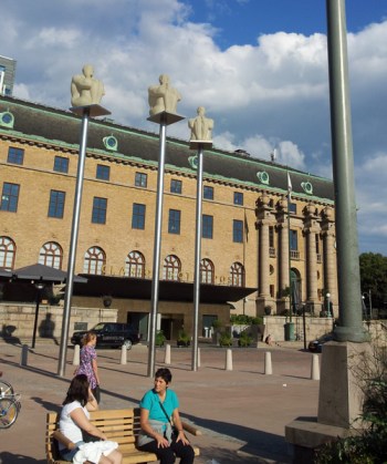 plensa framför posthuset